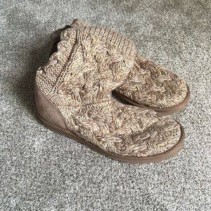 Knit ugg boots with lace bow